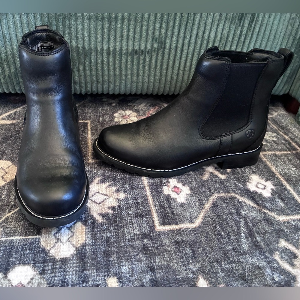 Ariat women’s Black Slip-On Chelsea Boots with Contrast Stitching 8C wide